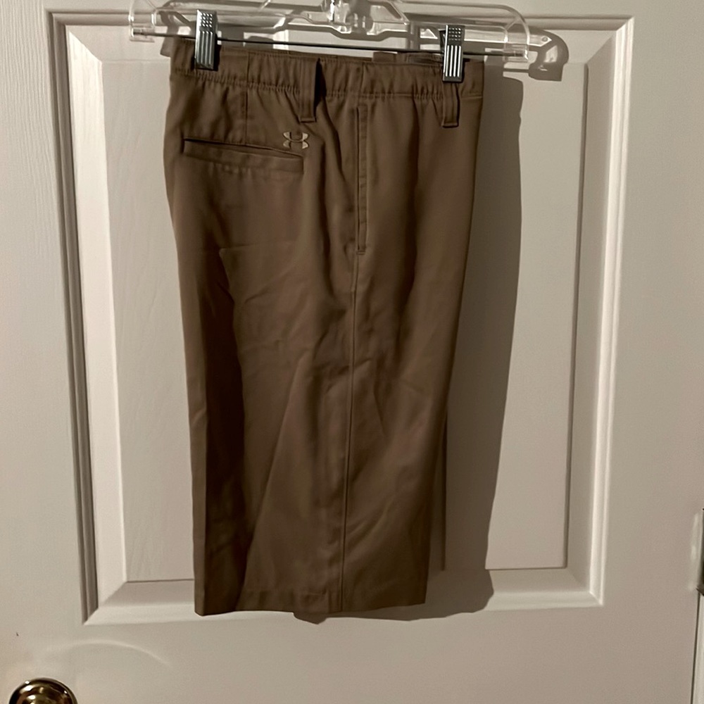 Boys Under Armour Golf Shorts. Like new condition, barely used  Boys Size 16